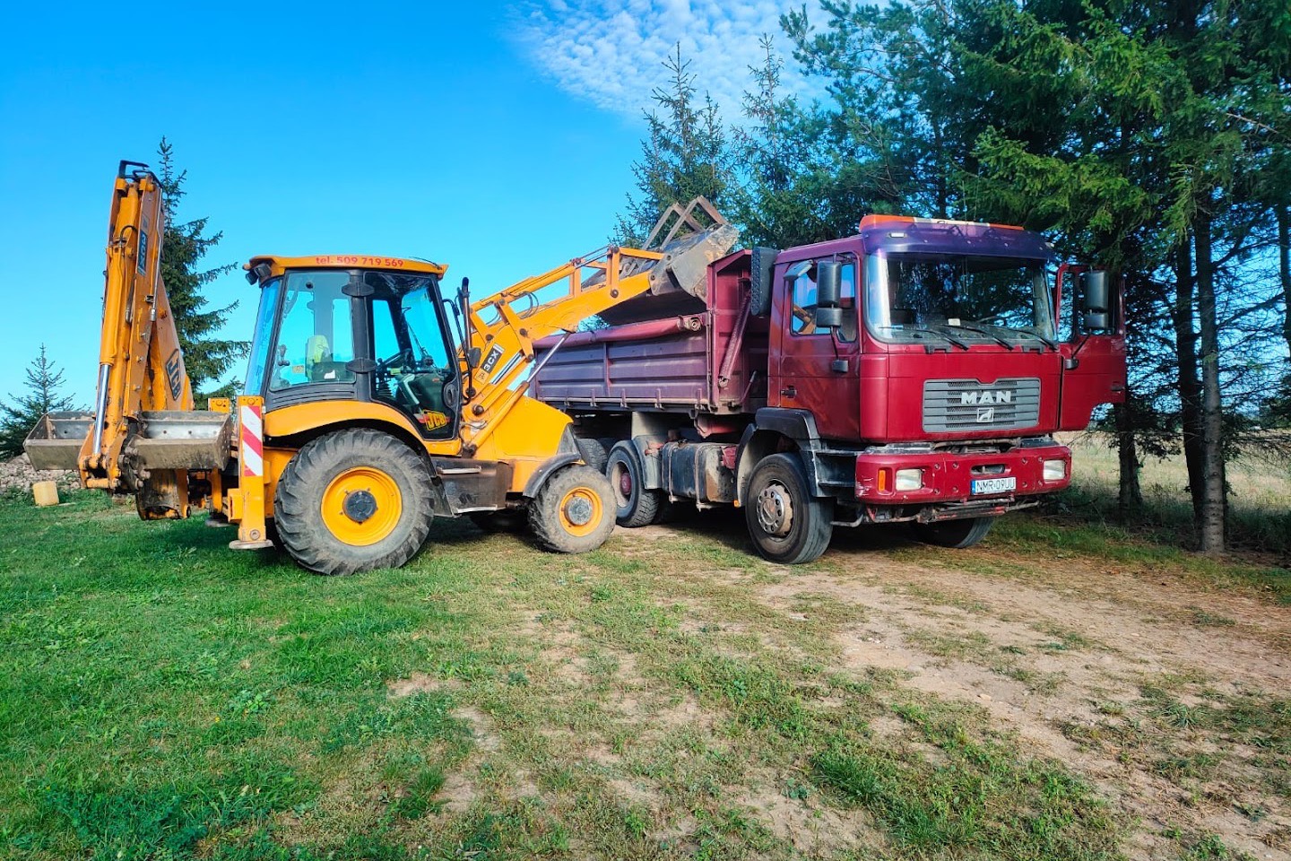 Koparko-ładowarka JCB 3CX i wywrotka MAN F2000 6x4 gotowe do wyjazdu na robotę