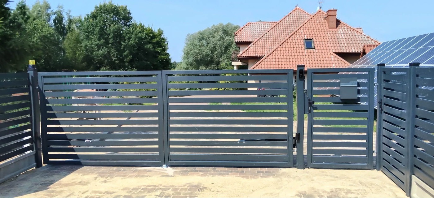 Antracytowe ogrodzenie panelowe z bramą przesuwną, furtką i podjazdem z kostki brukowej