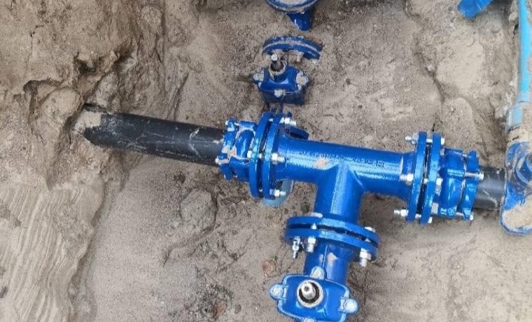 Trójnik hydrantowy z zasuwami zamontowany na przyłączu wodociągowym w wykopie